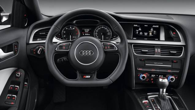 Os modelos vêm com câmbio S-tronic de sete velocidades | <a href="https://quatrorodas.abril.com.br/salao-do-automovel/2012/carros/s4-s4-avant-704307.shtml" rel="migration">Leia mais</a> Os modelos vêm com câmbio S-tronic de sete velocidades | <a href="https://quatrorodas.abril.com.br/salao-do-automovel/2012/carros/s4-s4-avant-704307.shtml" rel="migration">Leia mais</a>