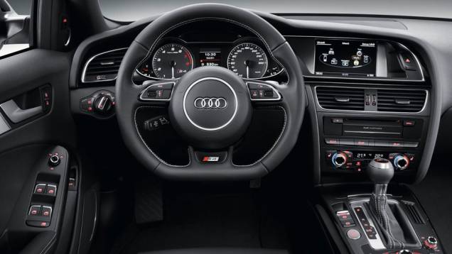 Destaque para o sistema Audi Music Interface, tocador de DVD, conexão Bluetooth, sistema de navegação, vidros com isolante térmico e teto solar. | <a href="%20https://quatrorodas.abril.com.br/noticias/fabricantes/audi-traz-modelos-s4-ao-brasil-704081.shtml" rel="migration"></a> Destaque para o sistema Audi Music Interface, tocador de DVD, conexão Bluetooth, sistema de navegação, vidros com isolante térmico e teto solar. | <a href="%20https://quatrorodas.abril.com.br/noticias/fabricantes/audi-traz-modelos-s4-ao-brasil-704081.shtml" rel="migration"></a>