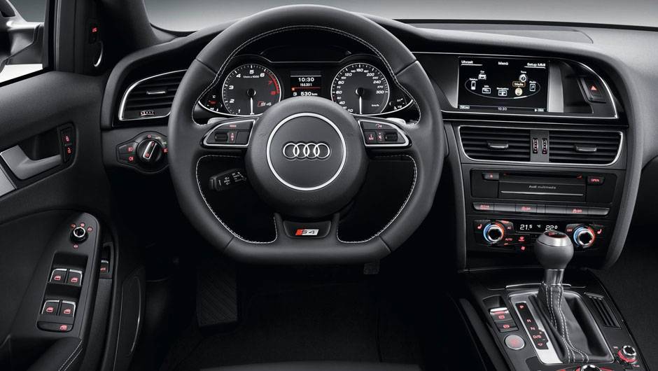 Destaque para o sistema Audi Music Interface, tocador de DVD, conex&atilde;o Bluetooth, sistema de navega&ccedil;&atilde;o, vidros com isolante t&eacute;rmico e teto solar. | <a href="%20https://quatrorodas.abril.com.br/noticias/fabricantes/audi-traz-modelos-s4-ao-brasil-704081.shtml" rel="migration"></a>