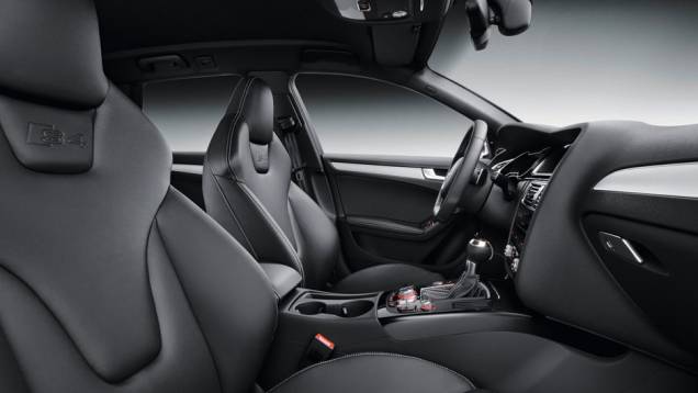 Fazem parte do conjunto airbags frontais, laterais e de cabeça | <a href="https://quatrorodas.abril.com.br/noticias/fabricantes/audi-traz-modelos-s4-ao-brasil-704081.shtml" rel="migration">Leia mais</a> Fazem parte do conjunto airbags frontais, laterais e de cabeça | <a href="https://quatrorodas.abril.com.br/noticias/fabricantes/audi-traz-modelos-s4-ao-brasil-704081.shtml" rel="migration">Leia mais</a>