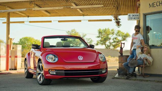 A Volkswagen divulgou as primeiras imagens da versão conversível do Beetle, modelo que será chamado de Fusca no Brasil | <a href="%20https://quatrorodas.abril.com.br/saloes/los-angeles/2012/volkswagen-beetle-conversivel-723867.shtml" rel="migration">Leia mais</a>