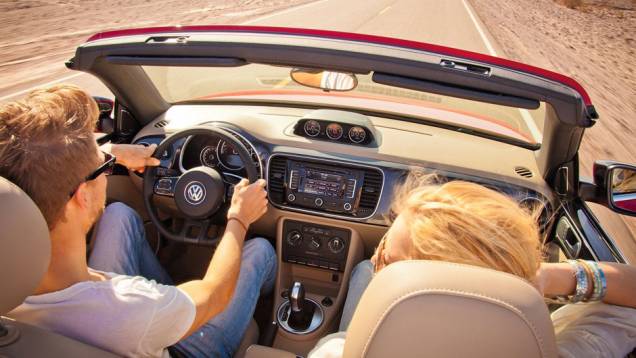 Interior oferece alto nível de acabamento | <a href="https://quatrorodas.abril.com.br/saloes/los-angeles/2012/volkswagen-beetle-conversivel-723867.shtml" rel="migration">Leia mais</a> Interior oferece alto nível de acabamento | <a href="https://quatrorodas.abril.com.br/saloes/los-angeles/2012/volkswagen-beetle-conversivel-723867.shtml" rel="migration">Leia mais</a>