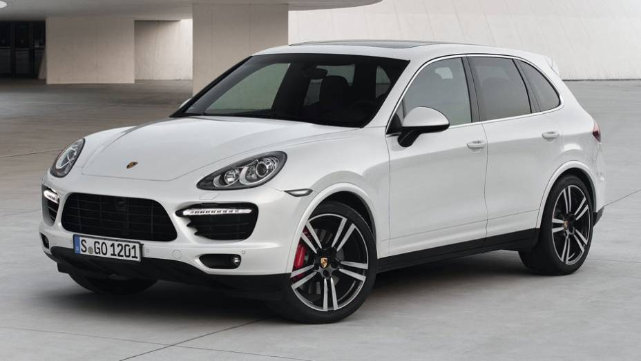 Por fora, o modelo top do Cayenne ganhou discretas alterações de estilo, como as rodas de 21 polegadas | <a href="https://quatrorodas.abril.com.br/saloes/los-angeles/2012/porsche-cayenne-turbo-s-724271.shtml" rel="migration">Leia mais</a>