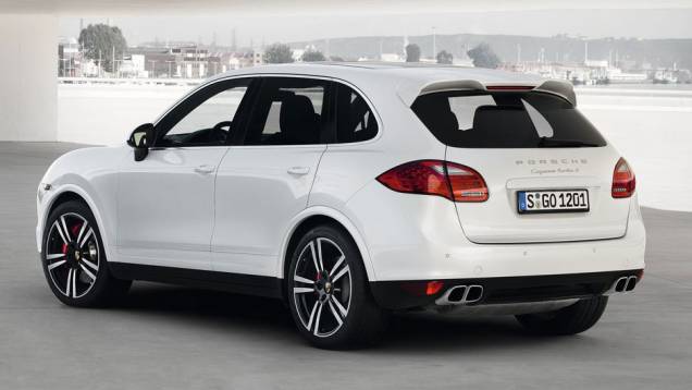 As saídas de escape agora são retangulares | <a href="https://quatrorodas.abril.com.br/saloes/los-angeles/2012/porsche-cayenne-turbo-s-724271.shtml" rel="migration">Leia mais</a>