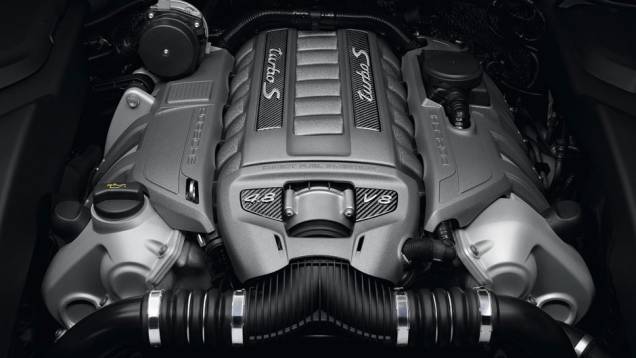 Motor V8 biturbo tem 542 cv de potência | <a href="https://quatrorodas.abril.com.br/saloes/los-angeles/2012/porsche-cayenne-turbo-s-724271.shtml" rel="migration">Leia mais</a>