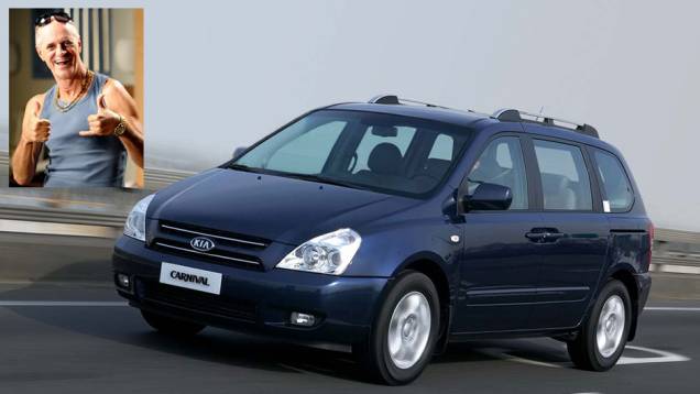 Pai de Tufão, Leleco (Marcos Caruso) prefere a praticidade da minivan Kia Carnival | <a href="https://quatrorodas.abril.com.br/reportagens/geral/kia-feliz-merchandising-novela-706299.shtml" rel="migration">Leia mais</a> Pai de Tufão, Leleco (Marcos Caruso) prefere a praticidade da minivan Kia Carnival | <a href="https://quatrorodas.abril.com.br/reportagens/geral/kia-feliz-merchandising-novela-706299.shtml" rel="migration">Leia mais</a>