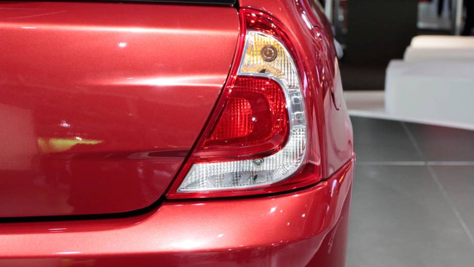 Detalhe da lanterna traseira <a href="https://quatrorodas.abril.com.br/salao-do-automovel/2012/carros/clio-706987.shtml%3ELeia%20mais%3C/a%3E" rel="migration"></a>