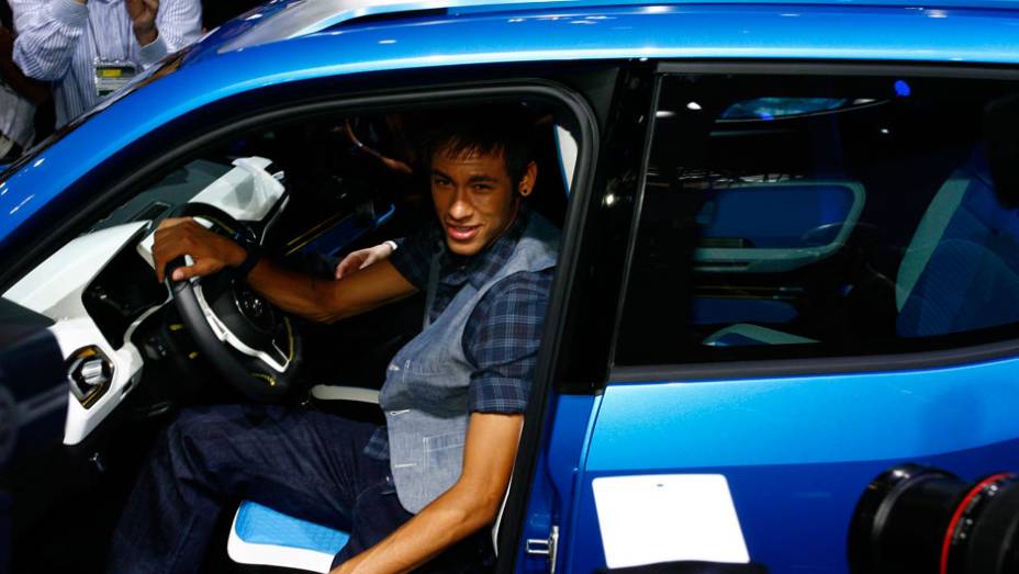 Neymar, garoto-propaganda da Volkswagen, também apareceu na apresentação do Taigun<a href="http://quatrorodas.abril.com.br/salao-do-automovel/2012/carros/taigun-708675.shtml" rel="migration">Leia mais</a>