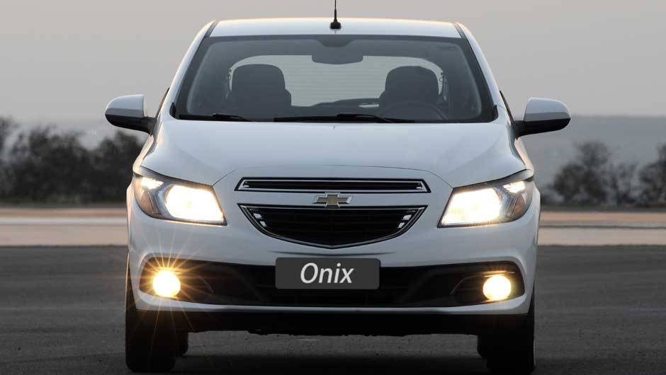 Desenvolvido totalmente no Brasil, o Onix incorpora as &uacute;ltimas tend&ecirc;ncias de estilo da Chevrolet mundial | <a href="%20https://quatrorodas.abril.com.br/salao-do-automovel/2012/carros/onix-708485.shtml" rel="migration">Leia mais</a>