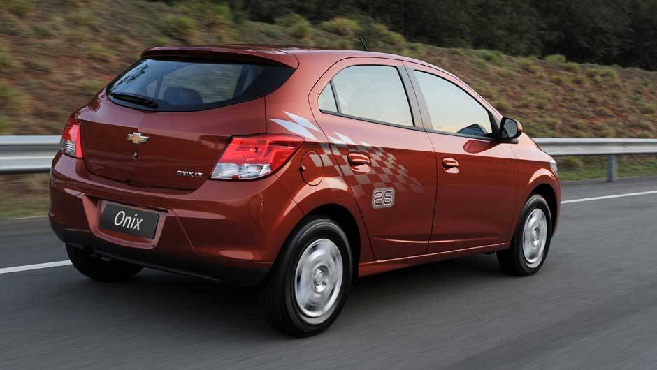 Olhando por este &acirc;ngulo, o Onix lembra muito o Volkswagen Gol | <a href="https://quatrorodas.abril.com.br/salao-do-automovel/2012/carros/onix-708485.shtml" rel="migration">Leia mais</a>