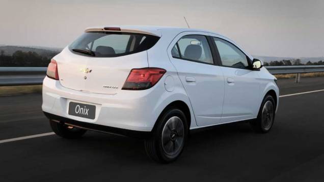 O design do Onix leva a assinatura da equipe comandada por Carlos Barba, responsável pelos projetos de Cobalt e Spin | <a href="%20https://quatrorodas.abril.com.br/salao-do-automovel/2012/carros/onix-708485.shtml" rel="migration">Leia mais</a> O design do Onix leva a assinatura da equipe comandada por Carlos Barba, responsável pelos projetos de Cobalt e Spin | <a href="%20https://quatrorodas.abril.com.br/salao-do-automovel/2012/carros/onix-708485.shtml" rel="migration">Leia mais</a>