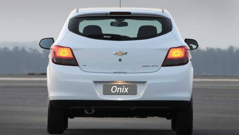 O porta-malas leva 280 litros, volume que fica na média da categoria | <a href="https://quatrorodas.abril.com.br/salao-do-automovel/2012/carros/onix-708485.shtml" rel="migration">Leia mais</a>