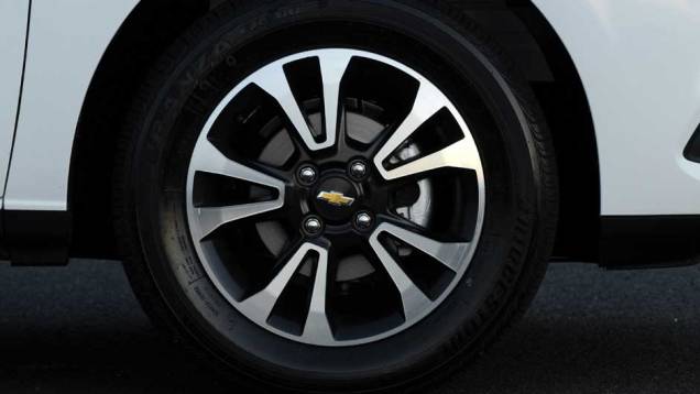 As belas rodas de liga leve com acabamento diamantado são exclusivas da versão LTZ | <a href="%20https://quatrorodas.abril.com.br/salao-do-automovel/2012/carros/onix-708485.shtml" rel="migration">Leia mais</a> As belas rodas de liga leve com acabamento diamantado são exclusivas da versão LTZ | <a href="%20https://quatrorodas.abril.com.br/salao-do-automovel/2012/carros/onix-708485.shtml" rel="migration">Leia mais</a>