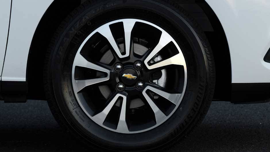 As belas rodas de liga leve com acabamento diamantado s&atilde;o exclusivas da vers&atilde;o LTZ | <a href="%20https://quatrorodas.abril.com.br/salao-do-automovel/2012/carros/onix-708485.shtml" rel="migration">Leia mais</a>