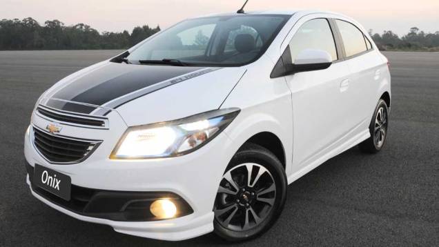 A Chevrolet oferecerá o Onix com três kits de personalização, chamados de 24 Horas, Racing e Joy; na foto, o kit Racing | <a href="%20https://quatrorodas.abril.com.br/salao-do-automovel/2012/carros/onix-708485.shtml" rel="migration">Leia mais</a> A Chevrolet oferecerá o Onix com três kits de personalização, chamados de 24 Horas, Racing e Joy; na foto, o kit Racing | <a href="%20https://quatrorodas.abril.com.br/salao-do-automovel/2012/carros/onix-708485.shtml" rel="migration">Leia mais</a>