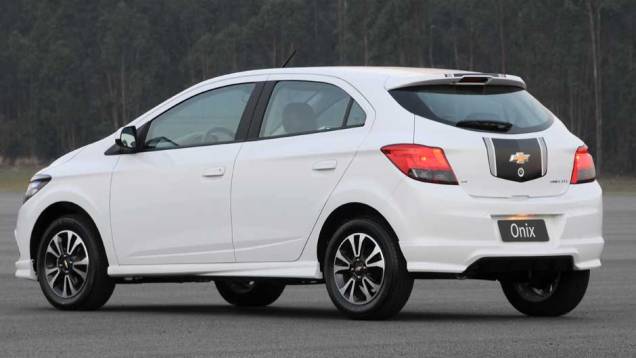 As faixas pretas deixaram o Onix com um visual mais esportivo | <a href="https://quatrorodas.abril.com.br/salao-do-automovel/2012/carros/onix-708485.shtml" rel="migration">Leia mais</a> As faixas pretas deixaram o Onix com um visual mais esportivo | <a href="https://quatrorodas.abril.com.br/salao-do-automovel/2012/carros/onix-708485.shtml" rel="migration">Leia mais</a>