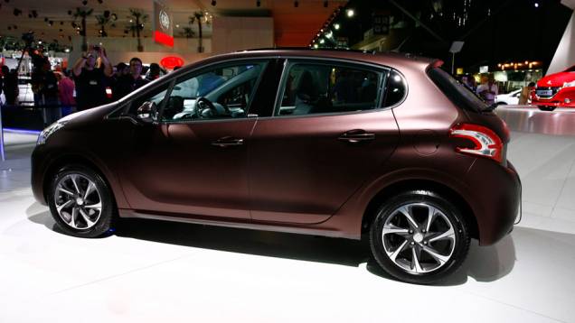 Com o 207 posicionado como modelo de entrada, o 208 adota equipamentos como o teto panorâmico, presente no hatchback médio 308 | <a href="https://quatrorodas.abril.com.br/salao-do-automovel/2012/carros/208-709089.shtml" rel="migration">Leia mais</a> Com o 207 posicionado como modelo de entrada, o 208 adota equipamentos como o teto panorâmico, presente no hatchback médio 308 | <a href="https://quatrorodas.abril.com.br/salao-do-automovel/2012/carros/208-709089.shtml" rel="migration">Leia mais</a>