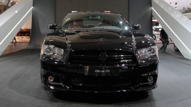 Charger é um dos concorrentes do Camaro <a href="https://quatrorodas.abril.com.br/salao-do-automovel/2012/carros/charger-srt8-super-bee-703995.shtml" rel="migration">Leia mais</a>