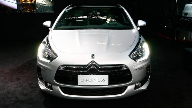 O modelo utilizacomo ponto de partida o sedã C5, mas seu visual é exclusivo | <a href="https://quatrorodas.abril.com.br/salao-do-automovel/2012/carros/ds5-703947.shtml" rel="migration">Leia mais</a> O modelo utilizacomo ponto de partida o sedã C5, mas seu visual é exclusivo | <a href="https://quatrorodas.abril.com.br/salao-do-automovel/2012/carros/ds5-703947.shtml" rel="migration">Leia mais</a>
