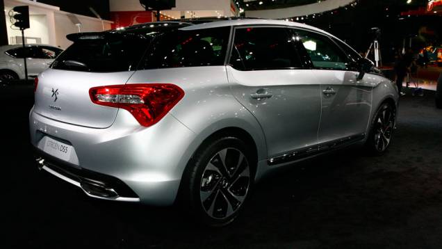 O DS5 deverá chegar antes às lojas em dezembro | <a href="https://quatrorodas.abril.com.br/salao-do-automovel/2012/carros/ds5-703947.shtml" rel="migration">Leia mais</a>