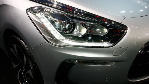 A direção eletro-hidráulica agrada não apenas pela suavidade e precisão, mas também pela posição quase vertical do volante | <a href="https://quatrorodas.abril.com.br/salao-do-automovel/2012/carros/ds5-703947.shtml" rel="migration">Leia mais</a> A direção eletro-hidráulica agrada não apenas pela suavidade e precisão, mas também pela posição quase vertical do volante | <a href="https://quatrorodas.abril.com.br/salao-do-automovel/2012/carros/ds5-703947.shtml" rel="migration">Leia mais</a>