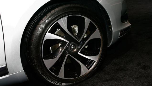 Uma delas é o premiado quatro-cilindros turbo 1.6 THP com injeção direta de gasolina e 165 cv, que acompanha o modelo do Brasil | <a href="https://quatrorodas.abril.com.br/salao-do-automovel/2012/carros/ds5-703947.shtml" rel="migration">Leia mais</a> Uma delas é o premiado quatro-cilindros turbo 1.6 THP com injeção direta de gasolina e 165 cv, que acompanha o modelo do Brasil | <a href="https://quatrorodas.abril.com.br/salao-do-automovel/2012/carros/ds5-703947.shtml" rel="migration">Leia mais</a>