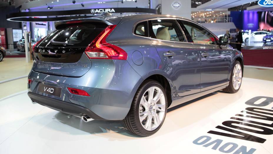 O Volvo V40 é o primeiro carro do mundo equipado com airbag de proteção para pedestres | <a href="https://quatrorodas.abril.com.br/salao-do-automovel/2012/carros/v40-703905.shtml" rel="migration">Leia mais</a>