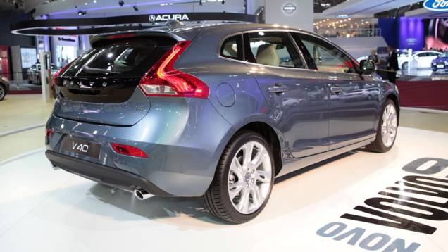 O Volvo V40 é o primeiro carro do mundo equipado com airbag de proteção para pedestres | <a href="https://quatrorodas.abril.com.br/salao-do-automovel/2012/carros/v40-703905.shtml" rel="migration">Leia mais</a>