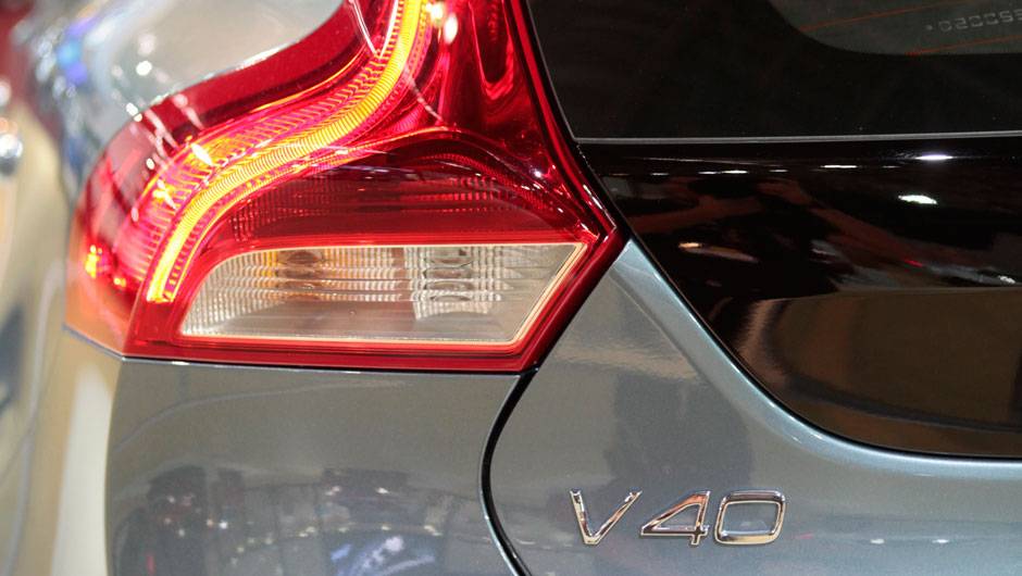 O V40 &eacute; um hatch estendido e, como tal, vai disputar a prefer&ecirc;ncia dos motoristas com Audi A3 Sportback, BMW S&eacute;rie 1 e Mercedes-Benz Classe A | <a href="https://quatrorodas.abril.com.br/salao-do-automovel/2012/carros/v40-703905.shtml" rel="migration">Leia mais</a>
