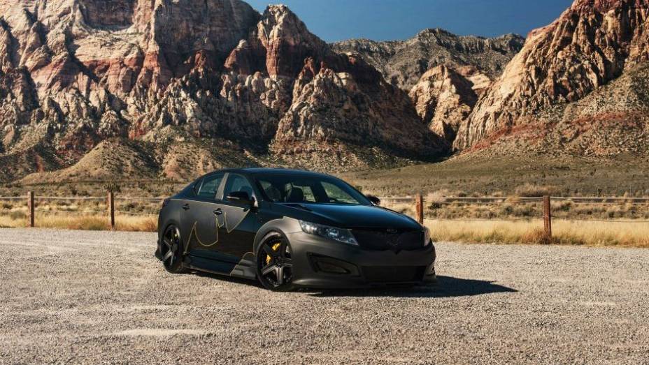 Batman, Batman! O mascarado ganhou um Optima SX que é a cara dele... | <a href="https://quatrorodas.abril.com.br/noticias/entretenimento/kia-mostra-cinco-carros-super-herois-713665.shtml" rel="migration">Leia mais</a>