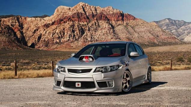 O Forte de 5 portas foi o presente da Kia para o Cyborg, o benfeitor metade homem, metade máquina. | <a href="https://quatrorodas.abril.com.br/noticias/entretenimento/kia-mostra-cinco-carros-super-herois-713665.shtml" rel="migration">Leia mais</a> O Forte de 5 portas foi o presente da Kia para o Cyborg, o benfeitor metade homem, metade máquina. | <a href="https://quatrorodas.abril.com.br/noticias/entretenimento/kia-mostra-cinco-carros-super-herois-713665.shtml" rel="migration">Leia mais</a>