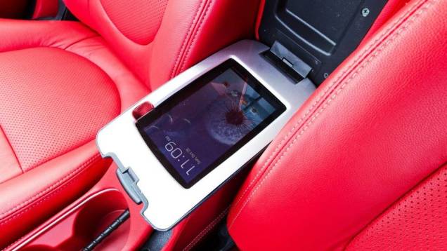 Com bancos em vermelho escarlate, o carro também vem com um tablet acoplado. | <a href="http://quatrorodas.abril.com.br/noticias/entretenimento/kia-mostra-cinco-carros-super-herois-713665.shtml" rel="migration">Leia mais</a>