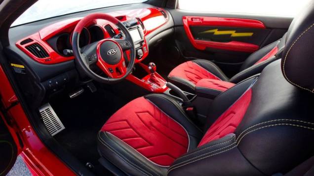 O raio, símbolo mais conhecido do herói, está presente no revestimento interno. | <a href="https://quatrorodas.abril.com.br/noticias/entretenimento/kia-mostra-cinco-carros-super-herois-713665.shtml" rel="migration">Leia mais</a> O raio, símbolo mais conhecido do herói, está presente no revestimento interno. | <a href="https://quatrorodas.abril.com.br/noticias/entretenimento/kia-mostra-cinco-carros-super-herois-713665.shtml" rel="migration">Leia mais</a>