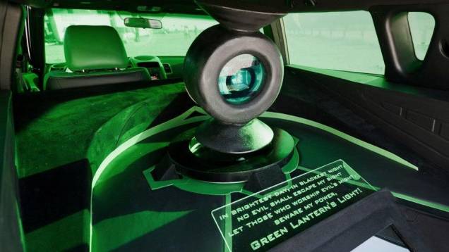 A traseira tem um monitor onde pode ser visto o vídeo promocional "We can be heroes". | <a href="https://quatrorodas.abril.com.br/noticias/entretenimento/kia-mostra-cinco-carros-super-herois-713665.shtml" rel="migration">Leia mais</a> A traseira tem um monitor onde pode ser visto o vídeo promocional "We can be heroes". | <a href="https://quatrorodas.abril.com.br/noticias/entretenimento/kia-mostra-cinco-carros-super-herois-713665.shtml" rel="migration">Leia mais</a>