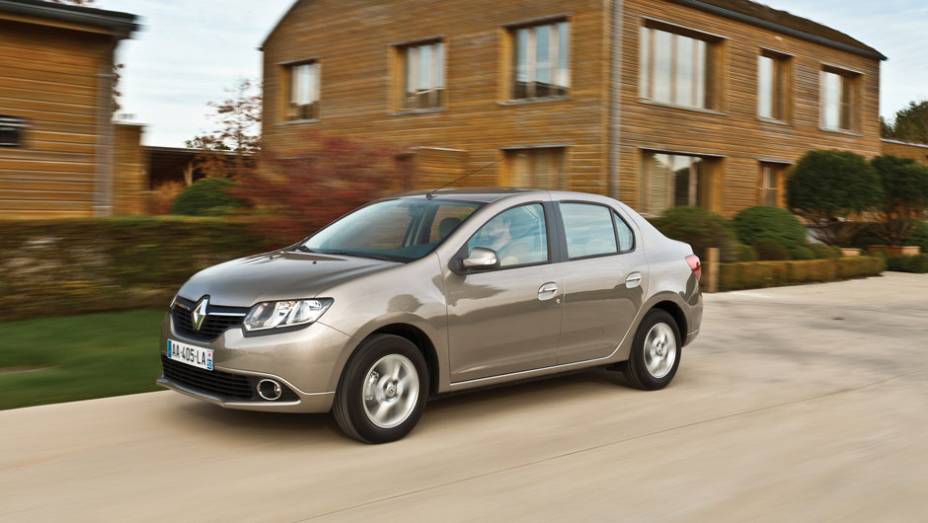 Em relação ao Logan, o novo Symbol ganhou a dianteira que caracteriza os modelos mais recentes da Renault | <a href="http://quatrorodas.abril.com.br/noticias/fabricantes/novo-renault-symbol-copia-logan-713806.shtml" rel="migration">Leia mais</a>