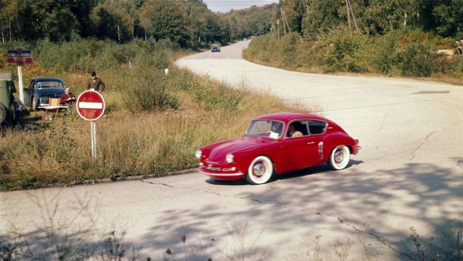 Mas a história da Alpine começou nos anos 1950, com a introdução deste simpático exemplar: o A106 | <a href="https://quatrorodas.abril.com.br/noticias/fabricantes/renault-caterham-produzirao-nova-linha-alpine-714806.shtml" rel="migration">Leia mais</a>