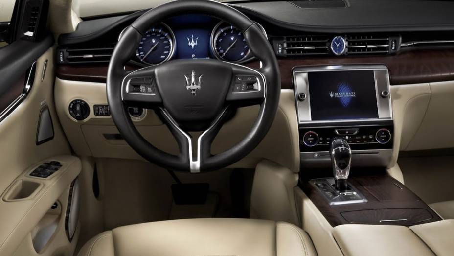 Maserati revela as primeiras imagens e informações do Quattroporte | <a href="https://quatrorodas.abril.com.br/noticias/mercado/maserati-revela-novo-quattroporte-715235.shtml" rel="migration">Leia mais</a>