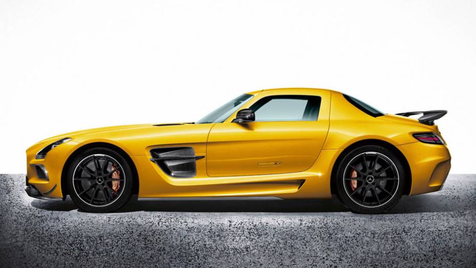 Novo esportivo tem visual mais agressivo que o SLS AMG e custará 249.900 euros| <a href="https://quatrorodas.abril.com.br/noticias/fabricantes/mercedes-revela-preco-sls-amg-black-series-735042.shtml" rel="migration">Leia mais</a>