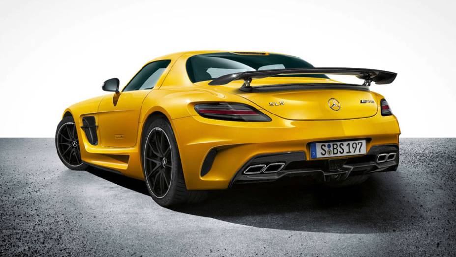 Asa traseira fixa é opcional | <a href="https://quatrorodas.abril.com.br/noticias/fabricantes/mercedes-revela-preco-sls-amg-black-series-735042.shtml" rel="migration">Leia mais</a>