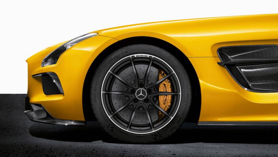 Novas rodas adotam adotam freios de cerâmica | <a href="https://quatrorodas.abril.com.br/noticias/fabricantes/mercedes-revela-preco-sls-amg-black-series-735042.shtml" rel="migration">Leia mais</a>