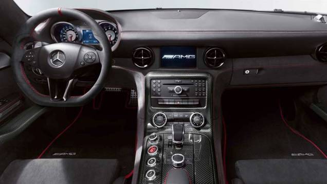 Aceleração de 0 a 100 km/h se dá em apenas 3.6 segundos | <a href="https://quatrorodas.abril.com.br/noticias/fabricantes/mercedes-revela-preco-sls-amg-black-series-735042.shtml" rel="migration">Leia mais</a> Aceleração de 0 a 100 km/h se dá em apenas 3.6 segundos | <a href="https://quatrorodas.abril.com.br/noticias/fabricantes/mercedes-revela-preco-sls-amg-black-series-735042.shtml" rel="migration">Leia mais</a>