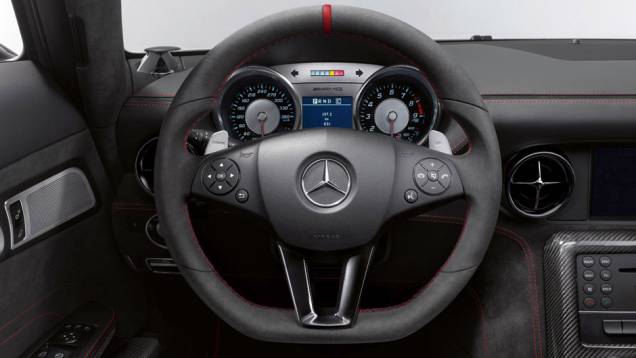 Velocidade máxima é de 315 km/h | <a href="https://quatrorodas.abril.com.br/noticias/fabricantes/mercedes-revela-preco-sls-amg-black-series-735042.shtml" rel="migration">Leia mais</a> Velocidade máxima é de 315 km/h | <a href="https://quatrorodas.abril.com.br/noticias/fabricantes/mercedes-revela-preco-sls-amg-black-series-735042.shtml" rel="migration">Leia mais</a>