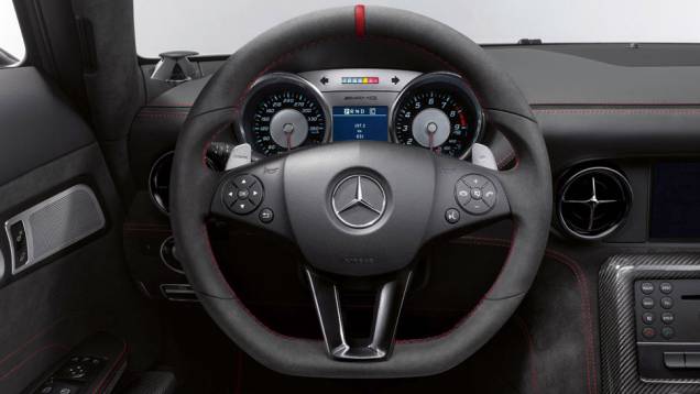 Velocidade máxima é de 315 km/h | <a href="https://quatrorodas.abril.com.br/noticias/fabricantes/mercedes-revela-preco-sls-amg-black-series-735042.shtml" rel="migration">Leia mais</a>