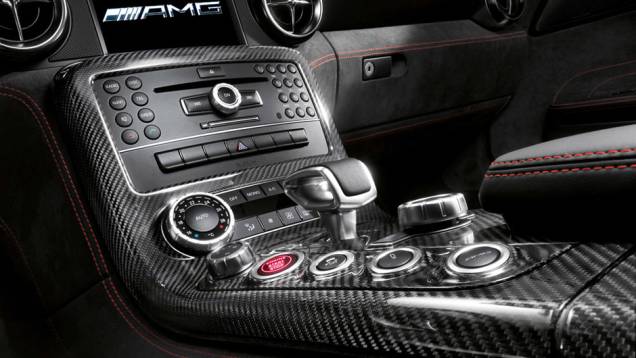 Com tração traseira, o esportivo possui transmissão dupla de sete velocidades | <a href="https://quatrorodas.abril.com.br/noticias/fabricantes/mercedes-revela-preco-sls-amg-black-series-735042.shtml" rel="migration">Leia mais</a> Com tração traseira, o esportivo possui transmissão dupla de sete velocidades | <a href="https://quatrorodas.abril.com.br/noticias/fabricantes/mercedes-revela-preco-sls-amg-black-series-735042.shtml" rel="migration">Leia mais</a>