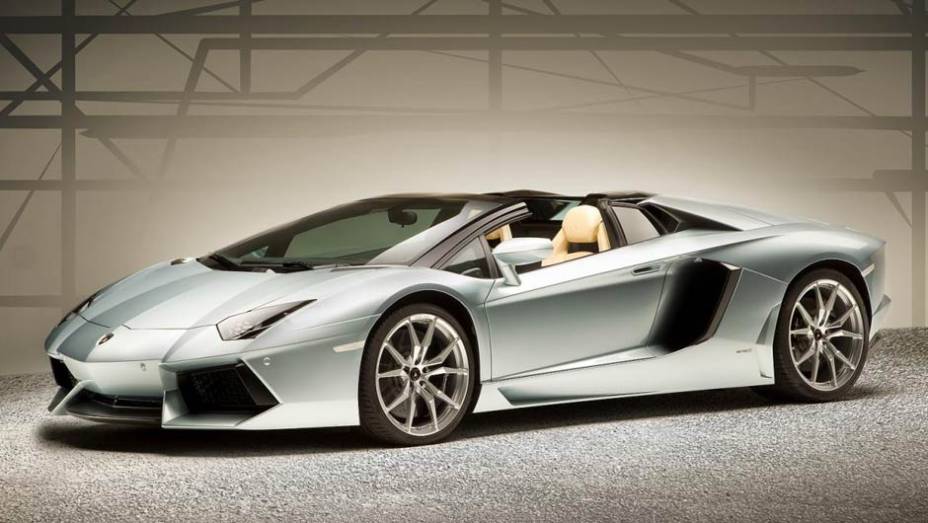 O esportivo conta com teto rígido de apenas seis quilos que pode ser retirado rapidamente | <a href="https://quatrorodas.abril.com.br/saloes/los-angeles/2012/lamborghini-aventador-roadster-lp700-4-724245.shtml" rel="migration">Leia mais</a>