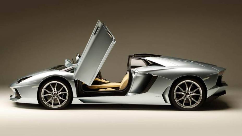 As portas com abertura do tipo tesoura foram preservadas na versão sem teto | <a href="https://quatrorodas.abril.com.br/saloes/los-angeles/2012/lamborghini-aventador-roadster-lp700-4-724245.shtml" rel="migration">Leia mais</a>