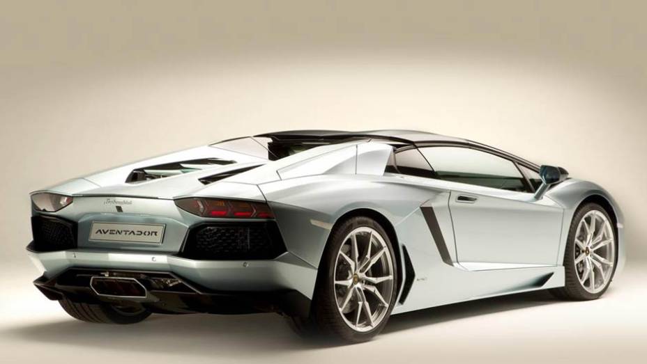 O estilo continua sedutor mesmo sem o teto | <a href="https://quatrorodas.abril.com.br/saloes/los-angeles/2012/lamborghini-aventador-roadster-lp700-4-724245.shtml" rel="migration">Leia mais</a>