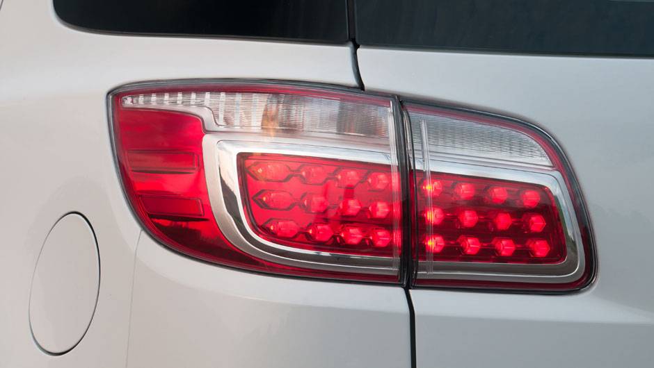 Na traseira, as lanternas tem detalhes transl&uacute;cidos que combinam com as luzes de LED | <a href="https://quatrorodas.abril.com.br/carros/lancamentos/chevrolet-trailblazer-718248.shtml" target="_blank" rel="migration">Leia mais</a>