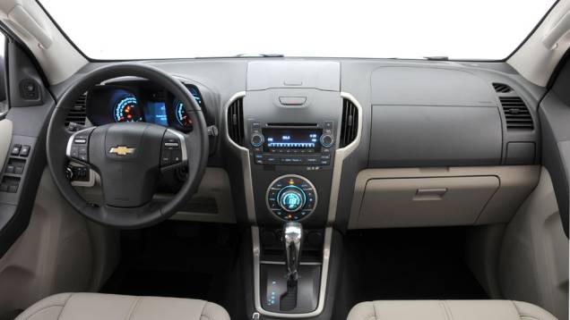 O interior é praticamente o mesmo da picape S10 na parte frontal | <a href="https://quatrorodas.abril.com.br/carros/lancamentos/chevrolet-trailblazer-718248.shtml" target="_blank" rel="migration">Leia mais</a>