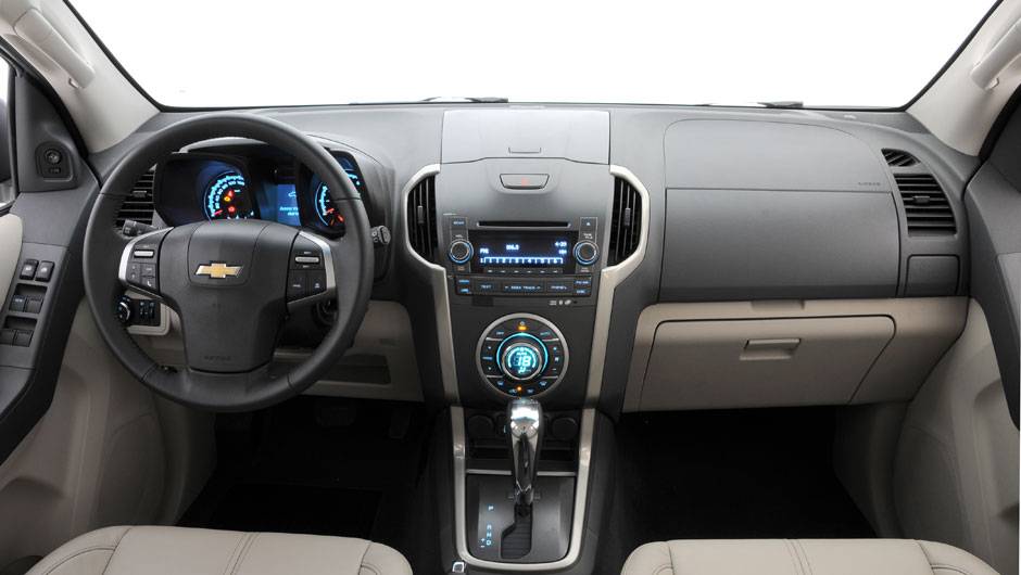 O interior &eacute; praticamente o mesmo da picape S10 na parte frontal | <a href="https://quatrorodas.abril.com.br/carros/lancamentos/chevrolet-trailblazer-718248.shtml" target="_blank" rel="migration">Leia mais</a>